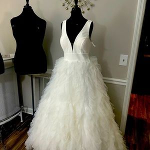 Hi, I am selling a wedding gown in mint good condition.